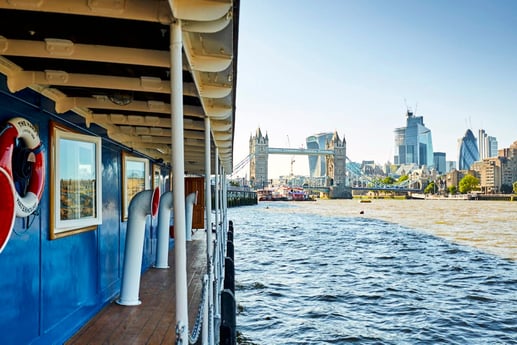 Tower Bridge vanaf het voorste benedendek