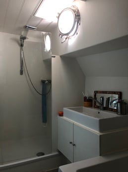 salle de bain avec douche et baignoire