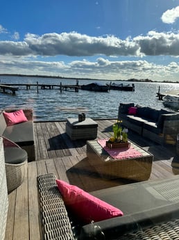 Terrasse de péniche au bord de l'eau.