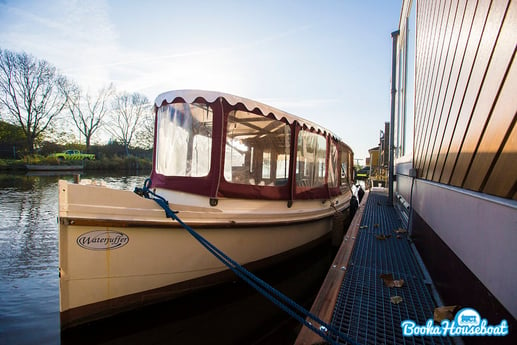 Auf Anfrage kann ich Sie auf eine private Saloon-Bootstour mitnehmen.