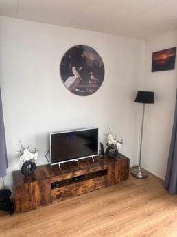 Wohnzimmer mit TV und Netflix und allen Kanälen