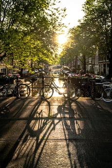 Preciosa vista al canal de Amsterdam