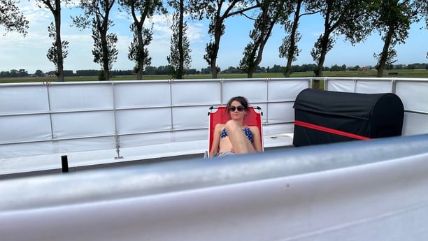 Discreet sunbathing between the windbreaks.