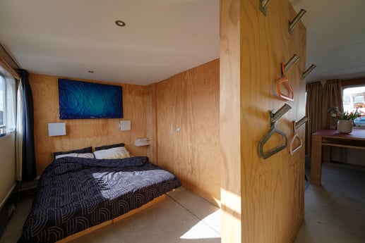 Tweepersoonsbed en bank die kunnen worden omgebouwd tot een bed van 180x111 cm