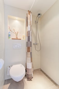 Jedes Zimmer ist mit einer Regendusche und Toilette ausgestattet.