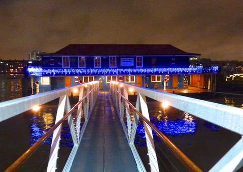 Luces navideñas desde el puente frontal de entrada.