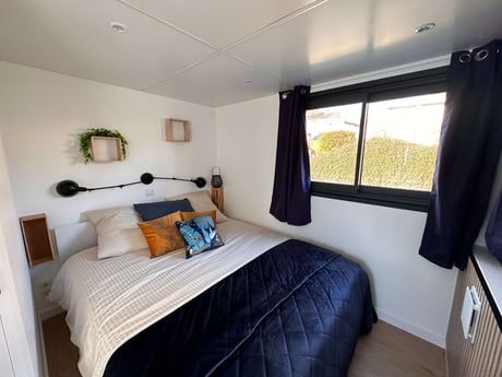 Room 1 with a queen size bed