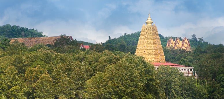 Oder besuchen Sie die Goldene Pagode in Sanklaburi.