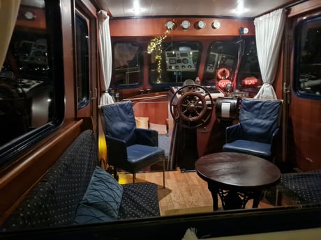 das Steuerhaus / Wohnzimmer am Abend