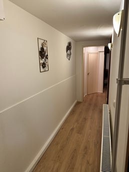 Couloir après les 3 chambres et 2 douches. 2ème WC également en bas, lave-linge et sèche-linge également à disposition.