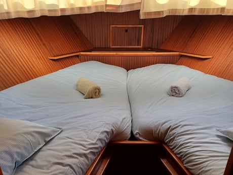 En la parte delantera del barco hay 2 camas individuales.