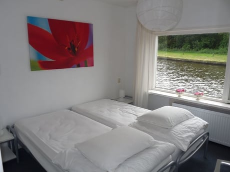 Slaapkamer met twee eenpersoonsbedden