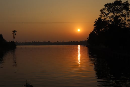 Zonsopgang op binnenwater