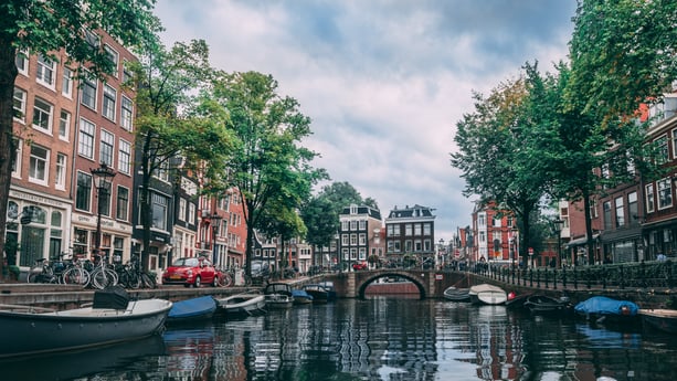 Uitzicht op de Amsterdamse gracht, Amsterdam ligt op slechts 15 kilometer afstand