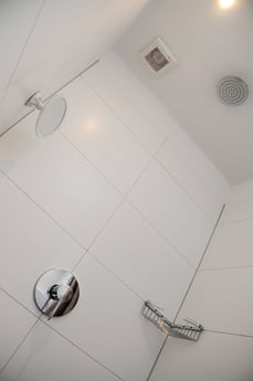 Badkamer met douche, wastafel en toilet