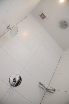 Cuarto de baño con ducha, lavabo e inodoro.