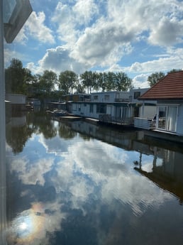 Uitzicht op het water vanuit het slaapgedeelte