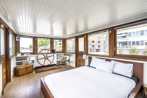 Open space bedroom with queen size bed.
