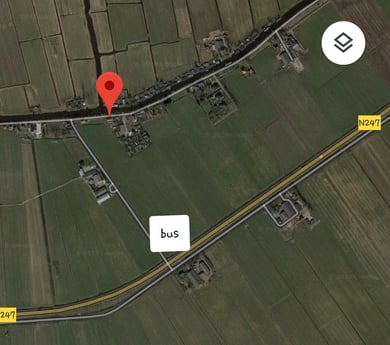 Il faut environ cinq minutes pour arriver à l'arrêt de bus. De là, vous pouvez voyager vers le nord (Broek in Waterland, Monnickendam, Edam, Volendam et Hoorn) ou vers la ville d'Amsterdam.