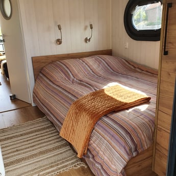 View of the double bed in the main bedroom