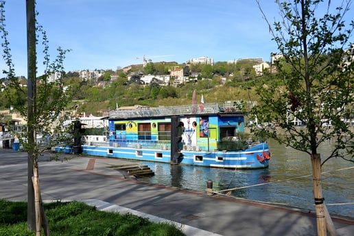 Colorida casa flotante en Lyon