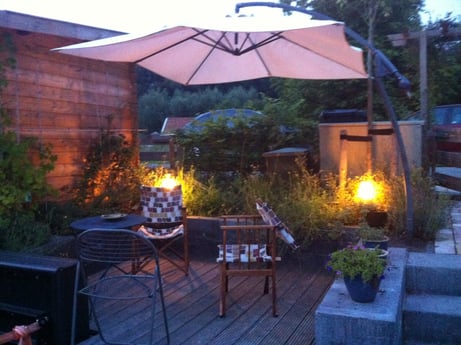 de tuin bij nacht