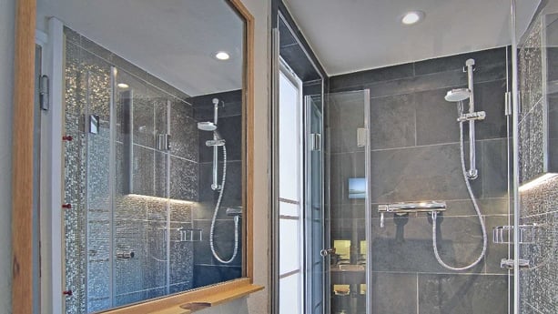 Quatre salles de bains avec grand luxe.