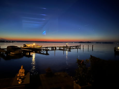 Wie cool ist es, den Sonnenaufgang von der Terrasse aus zu sehen. Dies ist auf dem weißen Hausboot möglich.