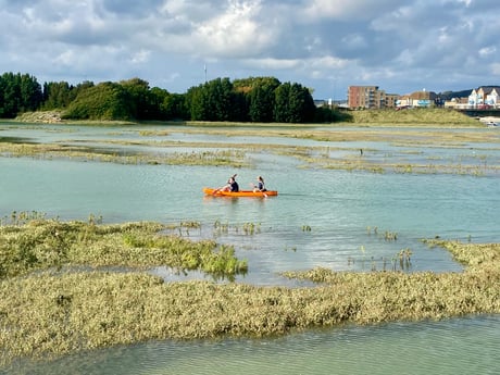 Als het vloed is, leen dan een van onze 2 kajaks en verken de rivier