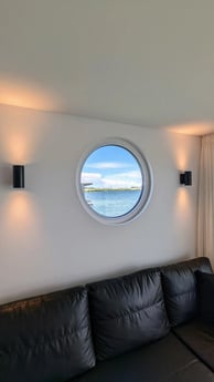 Patrijspoort boven de bank