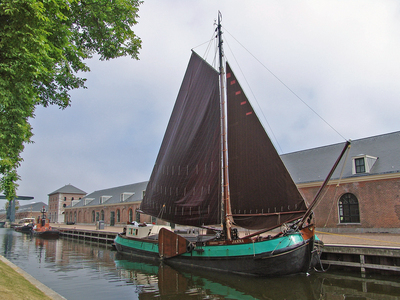 een typisch oud Hollands zeilschip, het is een Tjalk