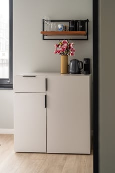Warme, minimalistische Interieurs, dezente Luxusdetails.