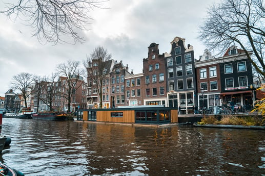 The two rooms are situated on the left side of the houseboat. We ourselves live on the right side.