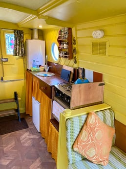 Uitzicht op de keuken vanuit het bed