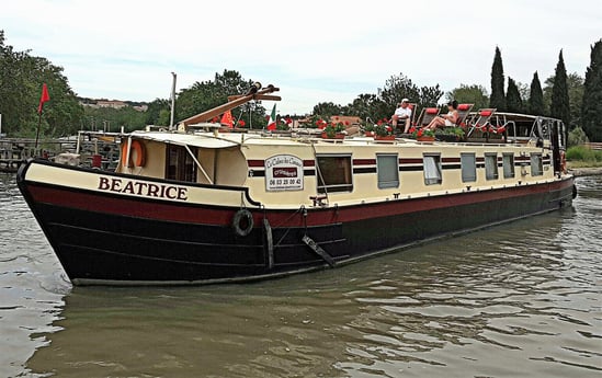 Das Hausboot in seiner vollen Pracht.