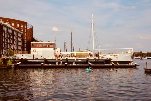 Zwemvijver en strand langs Coaster Mado