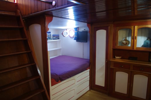 Blick auf das gemütliche Doppelbett im Marinier-Zimmer.