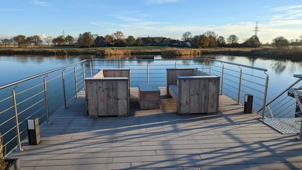 Dakterras met loungemeubels en eettafel