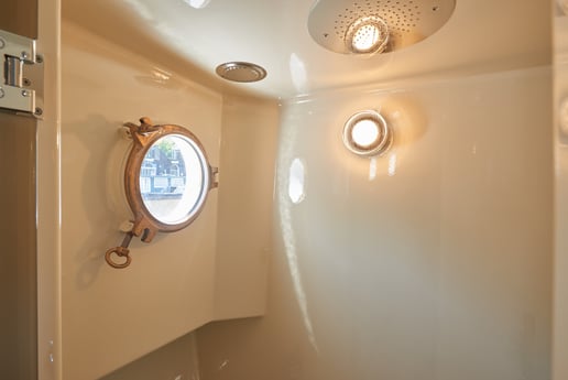 ensuite badkamer in de hoofdslaapkamer