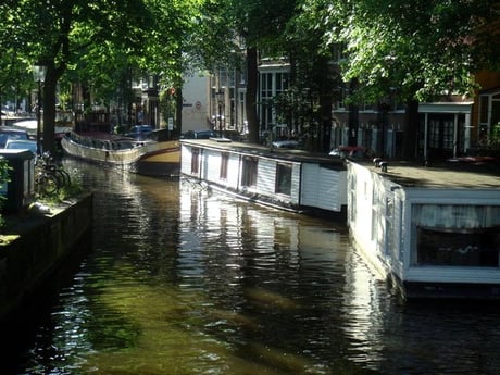 Romantische Wasserstraße mit Frühlingslicht