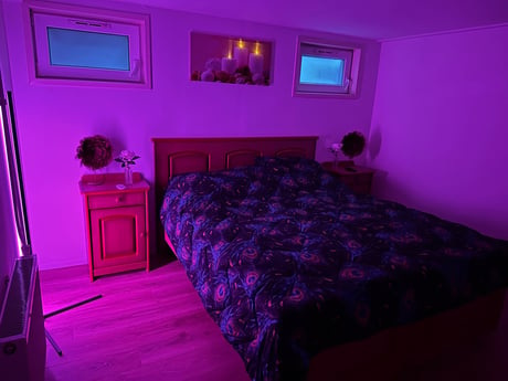 Slaap kamer met led verlichting aan.