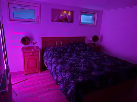 Slaap kamer met led verlichting aan.