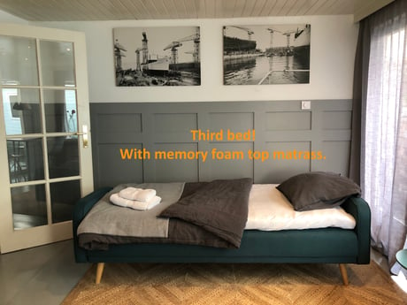Canapé-lit transformé en lit pour une troisième personne. Avec matelas supérieur en mousse à mémoire de forme pour plus de confort.