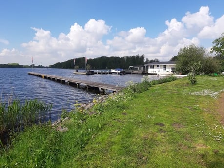 El puerto base está en un pequeño lago llamado 'Nieuwe Meer'.