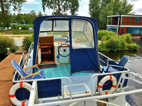 El barco está equipado con una terraza.