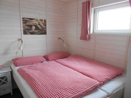 Comfortabele bedden in de hoofdslaapkamer.