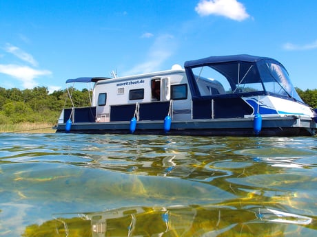 Le meilleur des deux mondes : combiner la flexibilité d’un yacht avec le luxe d’une caravane haut de gamme.