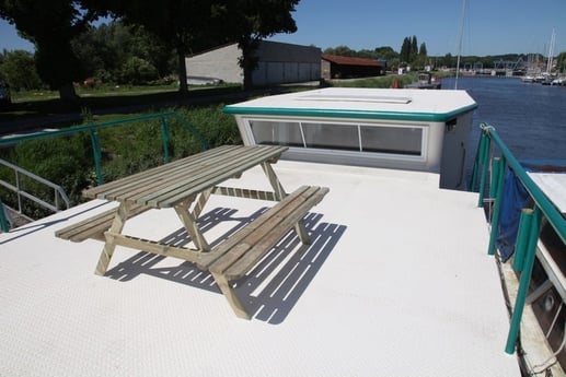 Terrasse ensoleillée sur le pont