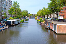 5 reasons to rent a houseboat in Amsterdam