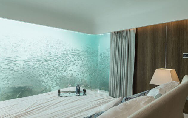 Casa flotante de Dubái con vista al acuario desde el dormitorio